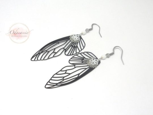 Boucles d'oreilles ailes de fée noir et blanc fines estampes perles par Odacassie