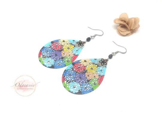 Boucles d'oreilles fleurs multicolores sur estampes gouttes rosaces perles acier inoxydable par Odacassie