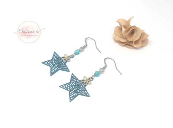 Boucles d'oreilles bleu sarcelle estampes étoiles et fleurs perles pièce unique par Odacassie les créations de Cassandre bijoux et accessoires faits main