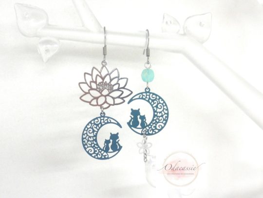Boucles d'oreilles dépareillées chats lune fleur de lotus perle acier inoxydable bleu canard argenté par Odacassie