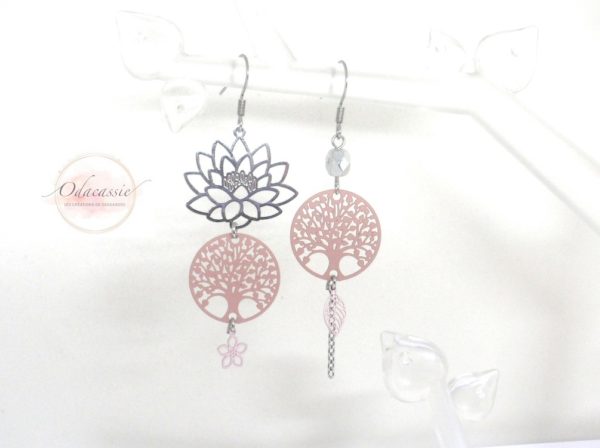 Boucles d'oreilles asymétriques arbres de vie et fleur de lotus argenté et rose pâle par Odacassie
