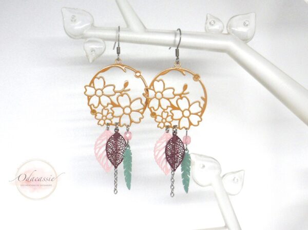 Boucles d'oreilles jaune moutarde rose vert menthe et argenté acier inoxydable fleurs plumes feuilles pièce unique par Odacassie les créations de Cassandre