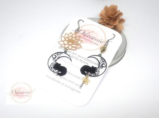 Boucles d'oreilles chats et lotus boucles d'oreilles asymétriques par Odacassie