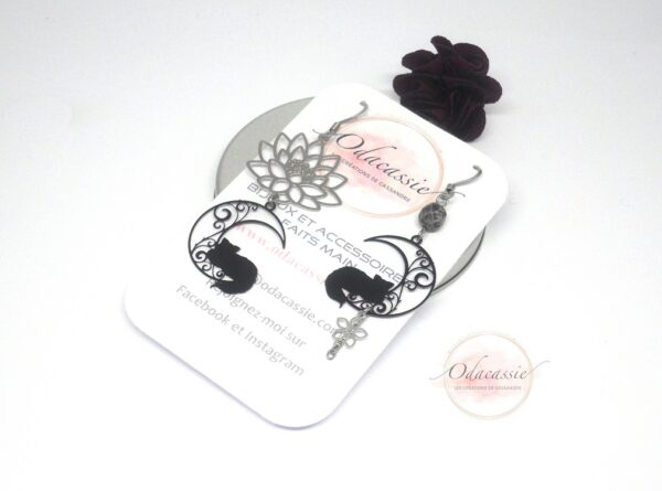 Boucles lotus et chats argenté noir acier inoxydable boucles d'oreille asymétriques par Odacassie