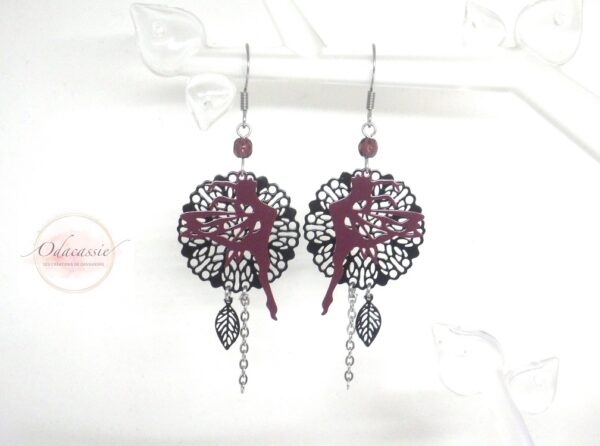 Boucles d'oreilles fées dansantes prune violet noir fines estampes perles acier inoxydable édition très limitée par Odacassie