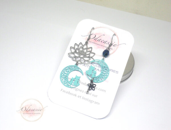 Boucles d'oreilles chats turquoise clair argente fleur de lotus estampes perle acier inoxydable par Odacassie