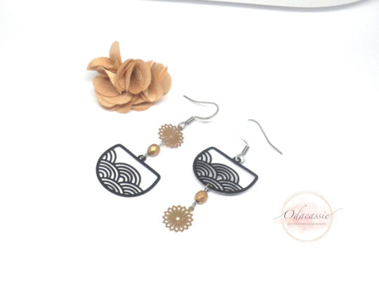 Boucles d'oreilles demi-cercles vagues japonaises noir sequins dorés par Odacassie