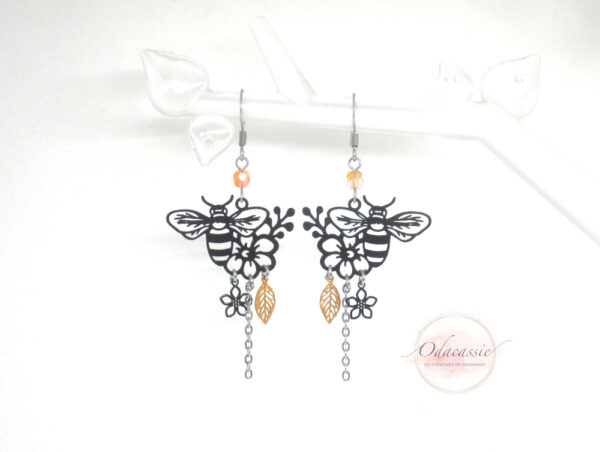 Boucles d'oreilles abeilles fleurs et feuilles noir moutarde orangé irisé acier inoxydable par Odacassie les créations de Cassandre