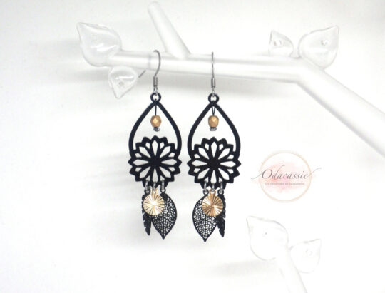 Boucles d'oreilles gouttes et fleurs plumes feuilles sequins noir doré par Odacassie