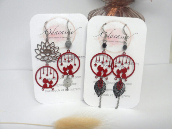 Boucles d'oreilles chats rouges au choix asymétriques avec lotus ou symétriques