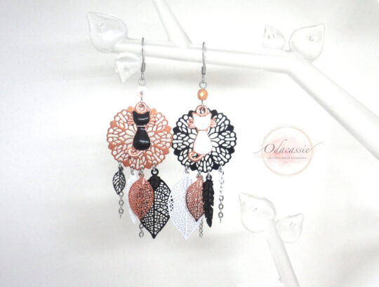 Boucles d'oreilles dreamcatcher chats dépareillées or rose noir blanc cuivré pièce unique par Odacassie