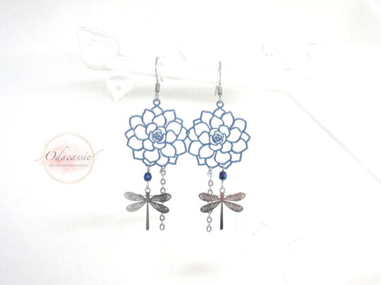 Boucles d'oreilles dahlias et libellules bleu foncé argenté acier inoxydable pièce unique par Odacassie