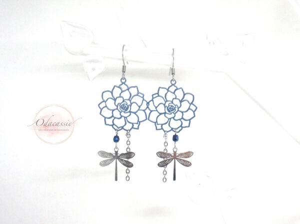 Boucles d'oreilles dahlias et libellules bleu foncé argenté acier inoxydable pièce unique par Odacassie