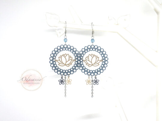 Boucles d'oreilles rosaces et lotus fleurs perles bleu pétrole beige café au lait par Odacassie