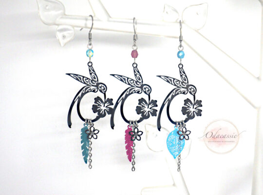 Boucles d'oreilles colibris au choix avec fleur d'hibiscus bleu vert rose fuchsia ou bleu turquoise par Odacassie les créations de Cassandre