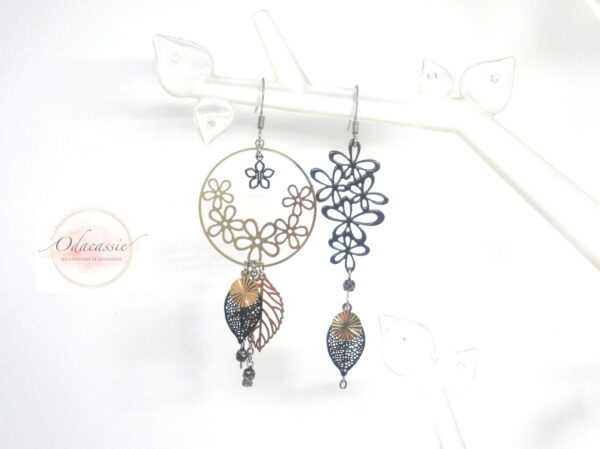 Boucles d'oreilles asymétriques fleuries doré noir feuilles fleurs par Odacassie