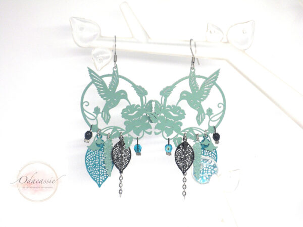 Boucles d'oreilles oiseaux et fleurs vert menthe vert émeraude noir fines estampes acier inox par Odacassie