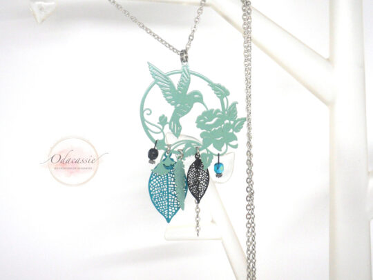 Collier ou sautoir oiseau et fleur plume feuilles menthe emeraude noir par Odacassie