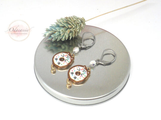 Boucles d'oreilles chats donuts doré blanc irisé multicolore gourmandise gâteau gamme enfant dormeuses acier inox par Odacassie