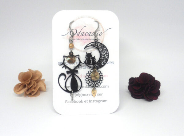 Boucles d'oreilles asymétriques chats noirs rosace sequins dorés feuille perle acier inoxydable par Odacassie