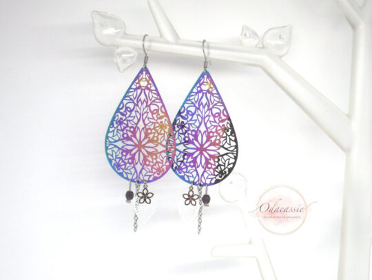 Boucles d'oreilles gouttes irisées reflets multicolores estampes feuilles fleurs perles par Odacassie