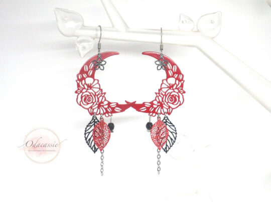 Boucles d'oreilles lunes fleuries rouges et noires fines estampes acier inoxydable par Odacassie