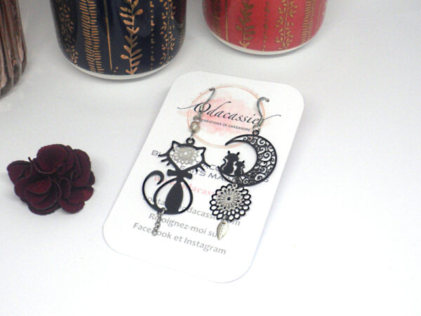 Boucles d'oreilles dissociées chats noirs rosaces argentées perle boucles asymétriques par Odacassie