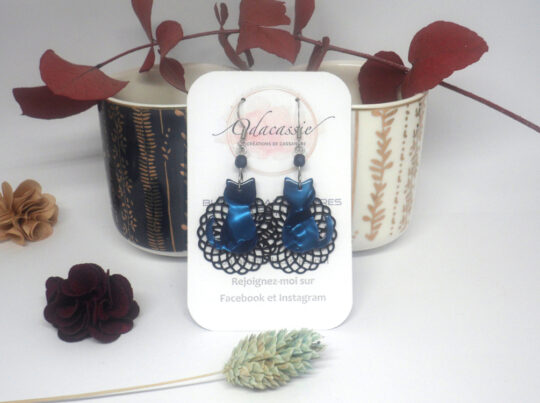 Boucles d'oreilles chats bleues et noires acétate de cellulose estampes perles par Odacassie