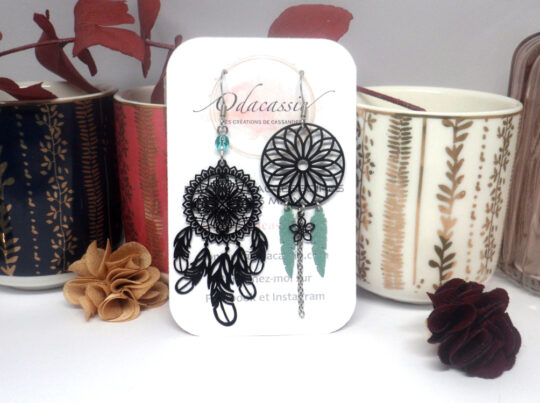 Boucles d'oreilles dreamcatcher asymétriques noir vert menthe par Odacassie