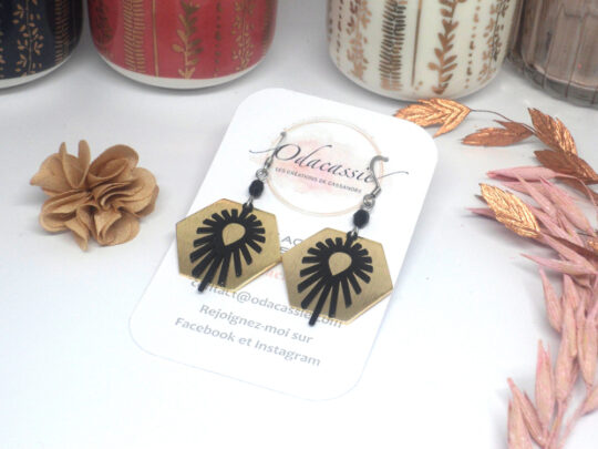 Boucles d'oreilles graphiques doré noir avec hexagones en laiton par Odacassie