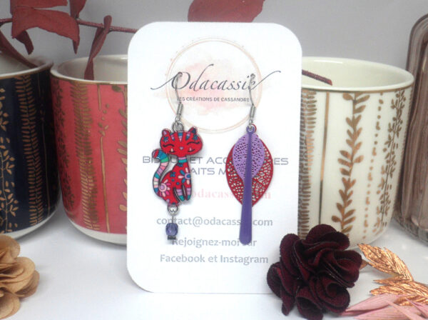 Boucles d'oreilles dissociées chat fleuri multicolore dodminante rouge par Odacassie