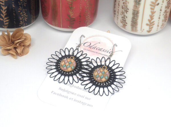 Boucles d'oreilles tournesols avec coeur arlequin noir doré multicolore édition très limitée par Odacassie