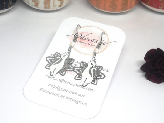 Boucles d'oreilles chats blancs soleils stylisés par Odacassie