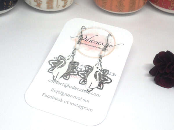 Boucles d'oreilles chats blancs soleils stylisés par Odacassie