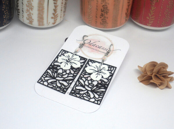 Boucles d'oreilles rectangles fleuris noirs par Odacassie