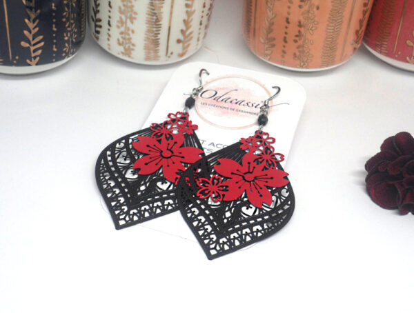 Boucles d'oreilles gouttes noires et fleurs rouges par Odacassie