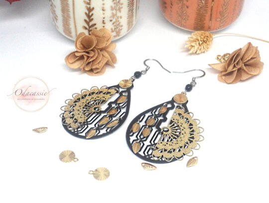 Boucles d'oreilles graphiques noires et dorées éventails sequins feuilles par Odacassie