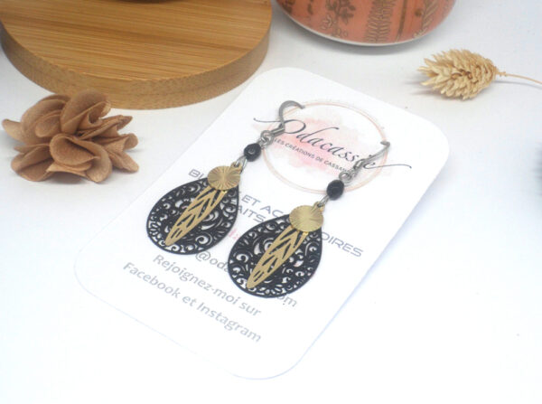 Boucles d'oreilles gouttes noir doré sequins perles acier inox par Odacassie