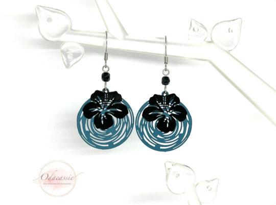 Boucles d'oreilles spirales et fleurs bleu canard noir perles par Odacassie