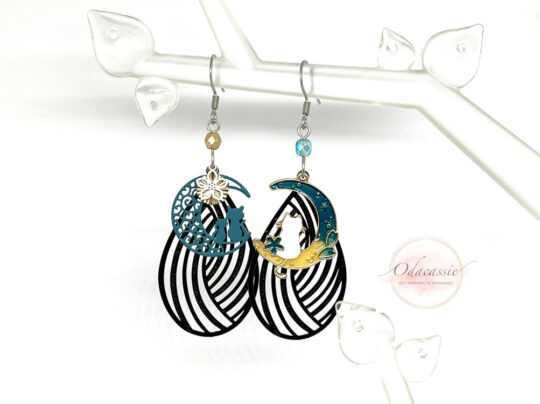 Boucles d'oreilles chats gouttes asymétriques noir bleu canard par Odacassie