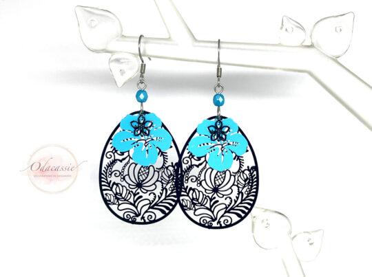 Boucles d'oreilles fleuries turquoise noir par Odacassie