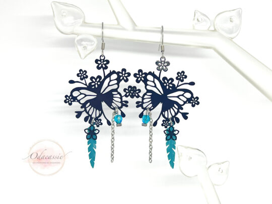 Boucles d'oreilles papillons noirs bleu vert fleurs estampes plumes par Odacassie