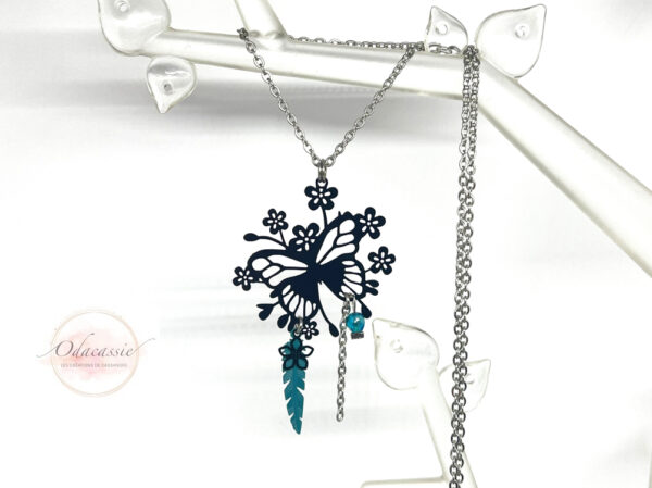 Collier papillon noir fleurs plume bleu vert par Odacassie