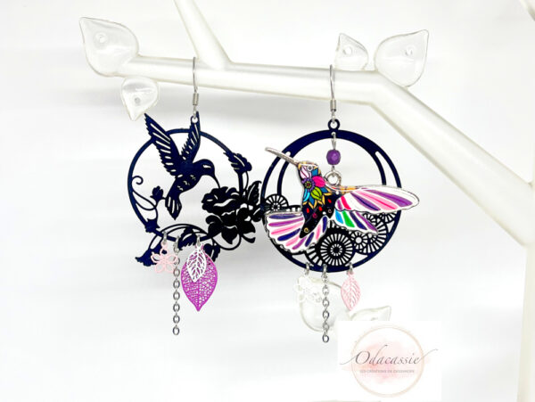 Boucles d'oreilles colibris asymétriques noir multicolore fleurs feuilles par Odacassie