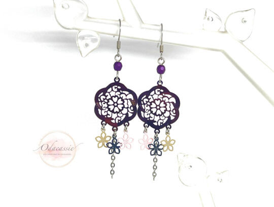 Boucles d'oreilles fleurs violine par Odacassie