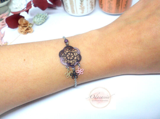 Bracelet fleurs violine par Odacassie