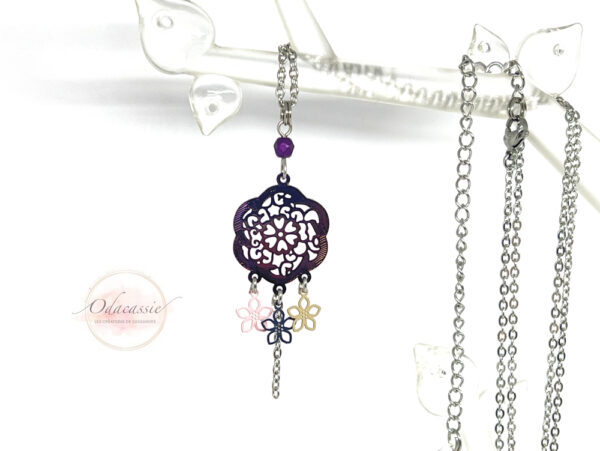 Collier fleurs violine par Odacassie