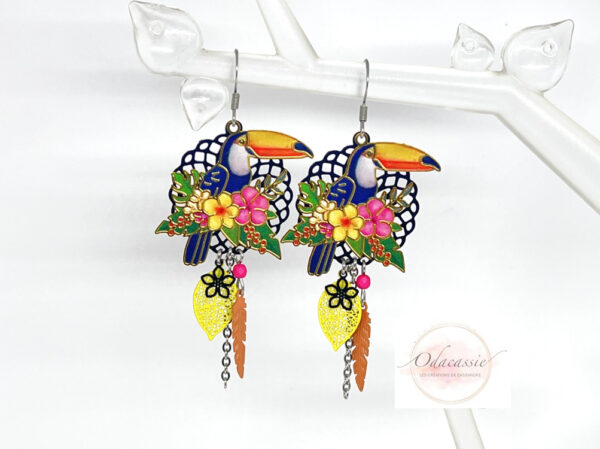 Boucles d'oreilles toucans fleurs tropicales multicolores par Odacassie