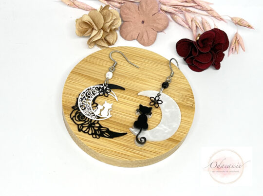 Boucles d'oreilles lunes et chats asymétriques noir blanc nacré perles fleurs par Odacassie