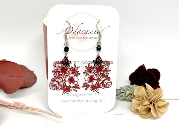 Boucles d'oreilles fleurs tropicales feuilles noir rouge par Odacassie